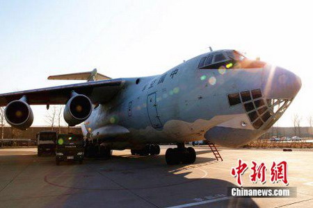 奉命执行对马来西亚紧急救灾军援物资空运任务的空军伊尔-76飞机
