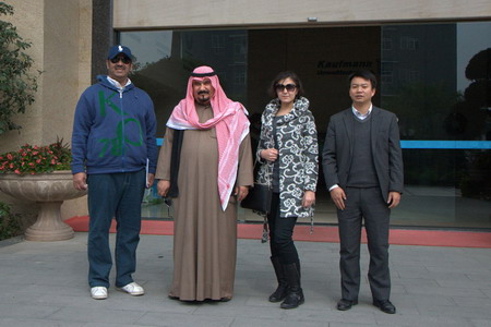 罗小勇（右一）与科威特客人合影