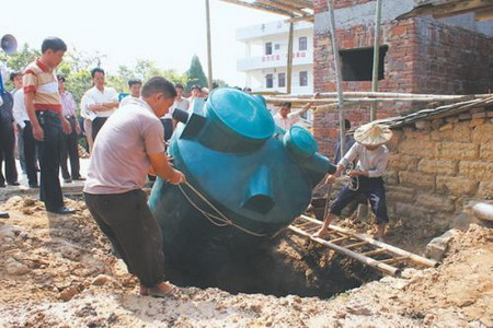 丰山村村民在安装单户污水处理设备