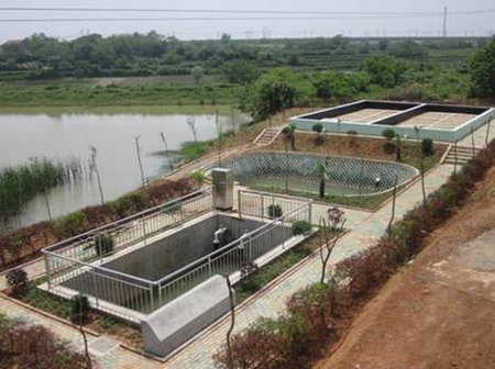 武胜县白坪乡白坪村农村污水处理系统采用地埋式微动力一体化设备＋人工湿地处理技术的模式，设计日处理生活污水15吨