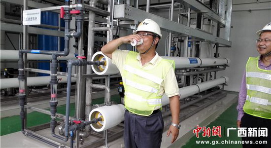 广西华润红水河水泥有限公司和华润环保工程(宾阳)有限公司总经理喻宝国当众饮用“纯净水”