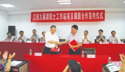 侯立安院士(左)与江西九福源董事长签署合作协议 侯立安院士(左)与江西九福源董事长签署合作协议