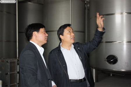 于金平董事长向上级领导介绍高效清洁液态制醋项目实施情况