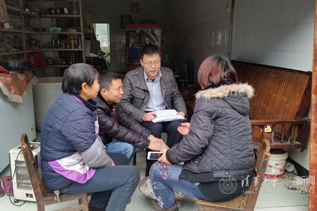 陈宏（右二）到贫困户家中调研生产生活状况