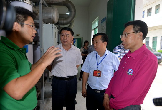 2014年11月11日上午，海南副省长陈志荣到金江地面水厂实地调研供水管网工程建设工作