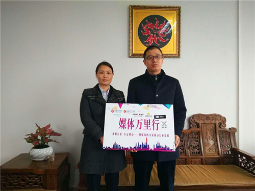 浩能科技总经理吴娟（左）销售总监及技术支持魏洪波先生（右）