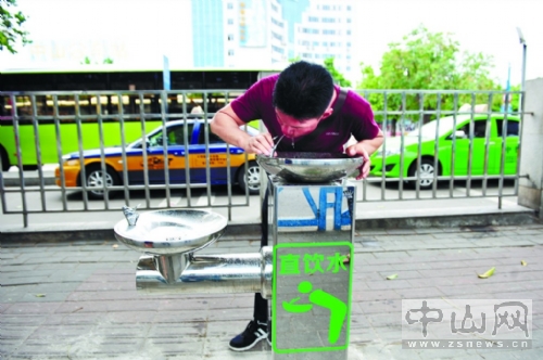 4月19日，市民在汽车总站入口处的直饮水机前喝水