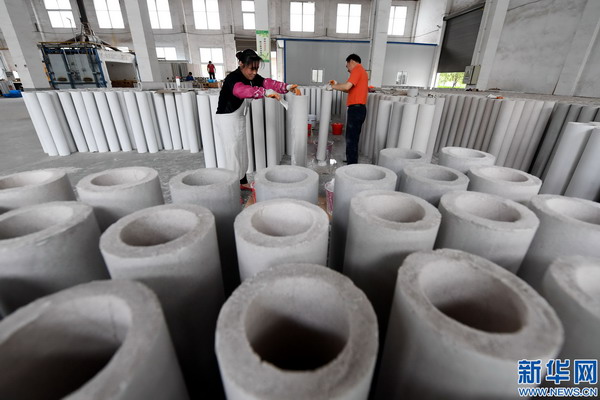 4月18日，湘东产业园内企业——萍乡市普天高科实业有限公司员工在对陶瓷膜过滤管进行加工