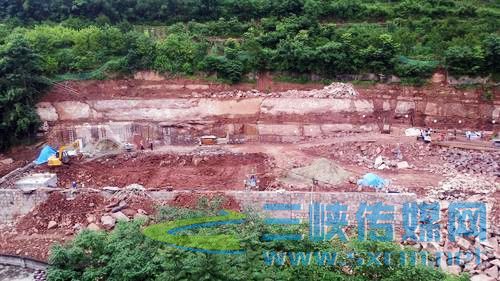 太龙镇太阳溪边污水处理系统管网一期工程已铺设完毕，万州区开源水务有限公司正加紧修建污水处理池