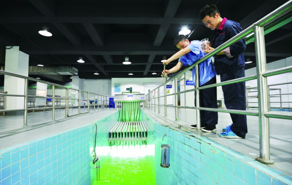 贵阳南明区青山污水处理厂工作人员提取水样