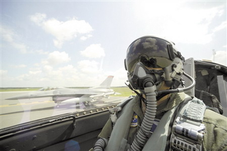 美战机集体“趴窝”怀疑飞行员面罩供氧系统似有缺陷