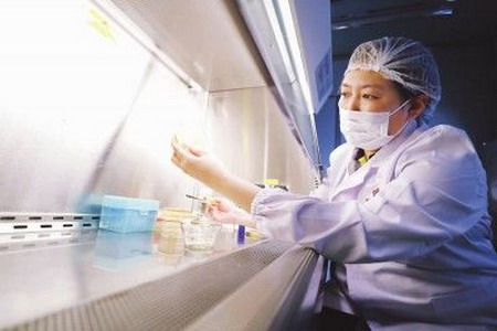 苏米亚正在生物安全柜内进行婴儿肠道菌群研究