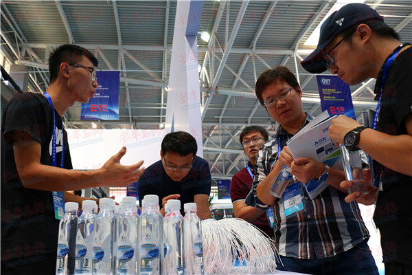 青岛董家口海水淡化水被拿到科技展会市民可现场品尝