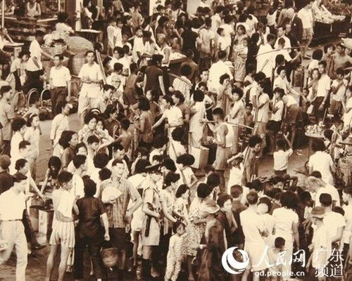 1963年香港大旱期间，每四天供水一次，图为市民排队候水的情形。