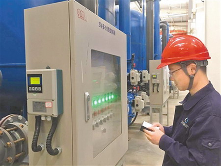 在青海恒信融锂业科技有限公司年产2万吨碳酸锂项目车间内，施工人员正在对设备进行巡检。