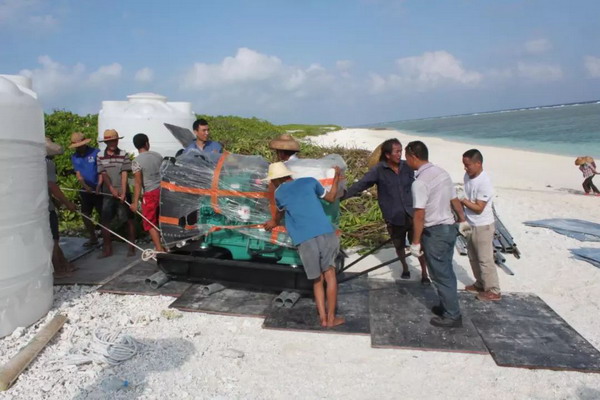 在渔民帮助下搬运物资到施工地