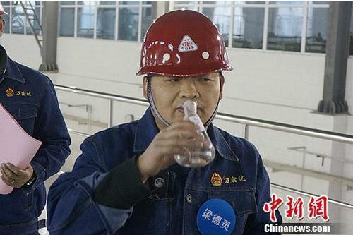 万鑫达焦化有限责任公司工作人员试喝处理过的工业废水