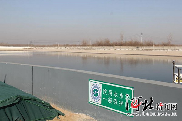 在廊坊市地表水厂，源源不断的长江水经过层层过滤供百姓饮用，大大缓解了廊坊水资源短缺的问题。
