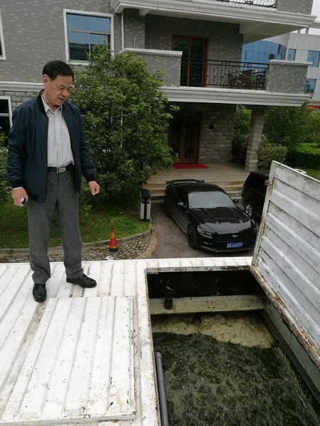 江西金达莱环保股份有限公司总经理助理刘安安向记者介绍兼氧膜生物反应器（FMBR）设备—国际维和部队污水处理集成装备样机（摄影：王健）