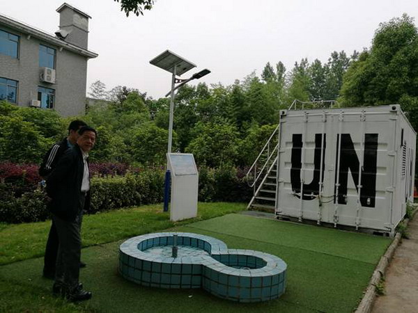 经过兼氧膜生物反应器（FMBR）处理过的水清澈无味，可以作为园林、城市道路等用水（摄影：王健）