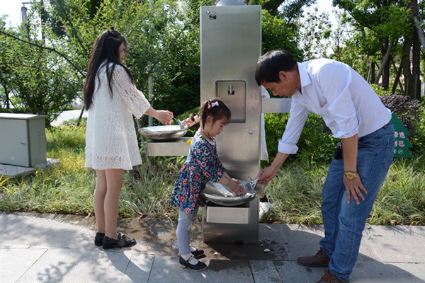 在梁平区双桂湖国家湿地公园内新安装了便民直饮水机