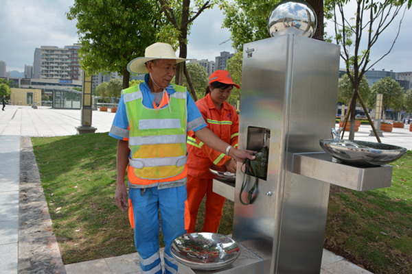 在梁平区柚乡广场上新安装了便民直饮水机