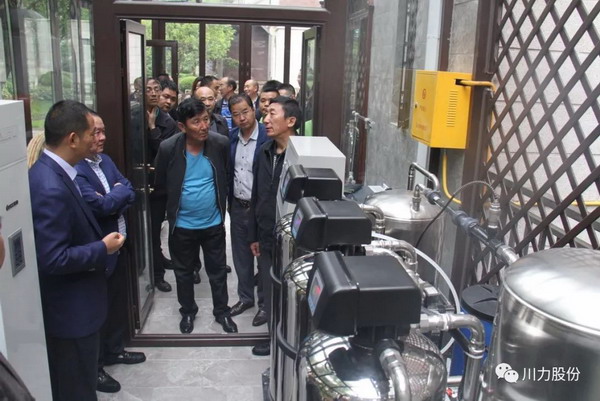 西藏自治区科技厅考察团在“古川上苑”社区居民家庭参观“全屋直饮水”
