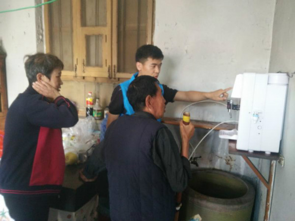驻村“第一书记”为营里村贫困户免费安装20台净水器