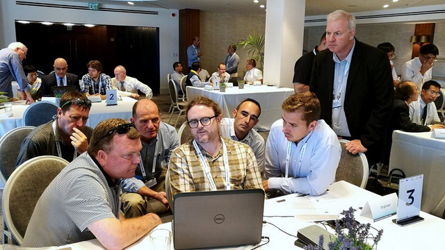 以色列水务局水安全和应急处负责人丹尼·拉克尔先生（右一）观看水应急小组模拟演练情况