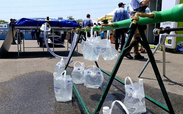 紧急饮用水供应袋及其分水装置