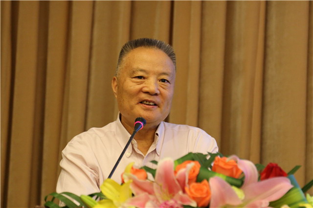 中国工程院院士、火箭军后勤科学技术研究所所长侯立安在论坛上做报告。 中国工程院院士、火箭军后勤科学技术研究所所长侯立安在论坛上做报告。
