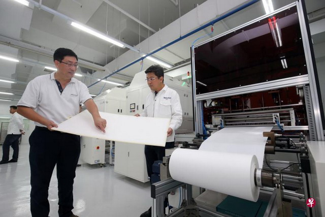 新加坡南洋理工大学副教授孙德来（左）与合伙人王安才（右）创办的纳阳科技公司，以3D打印技术生产可以有效过滤污水的膜板。（邝启聪摄）