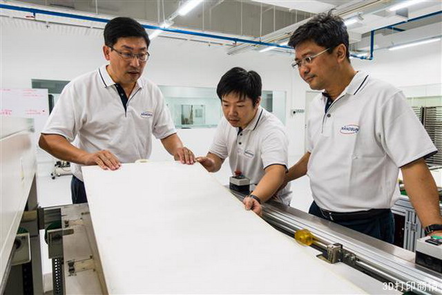 （从左至右）Nano Sun创始人和NTU副教授Darren Sun，工程师张丽琳和MD Ann Ann Chai对完成的膜组件进行目视检查。