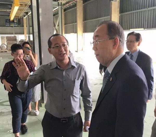 联合国前秘书长潘基文考察新加坡樟宜新生水厂时，听取工作人员讲解。