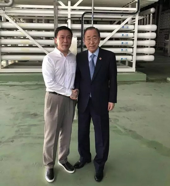 联合国前秘书长潘基文考察新加坡樟宜新生水厂时，与北控水务高级副总裁杨光合影。