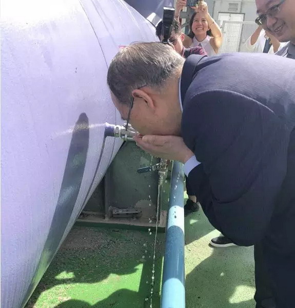 联合国前秘书长潘基文考察新加坡樟宜新生水厂时，在出水口用手接水并喝下。