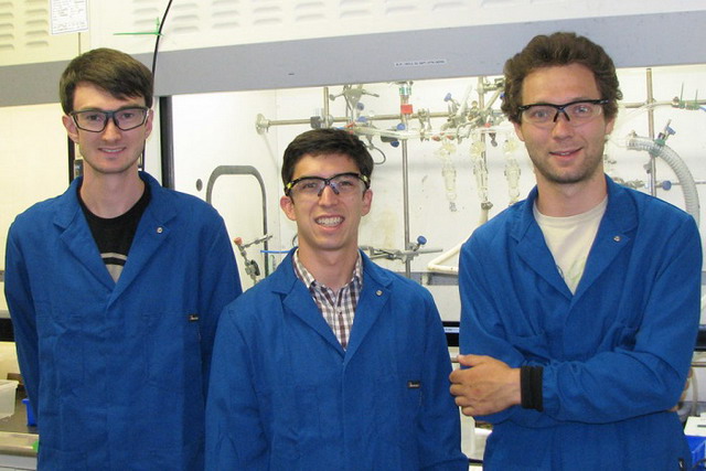 左起为:斯坦福大学博士生 Geoff McConohy、Antonio Baclig、Andrey Poletayev(摄影:Mark Goled) 左起为:斯坦福大学博士生 Geoff McConohy、Antonio Baclig、Andrey Poletayev(摄影:Mark Goled)