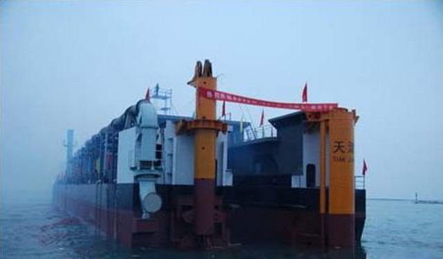 为完成援外项目“天麟号”挖泥船装备上海水淡化装置