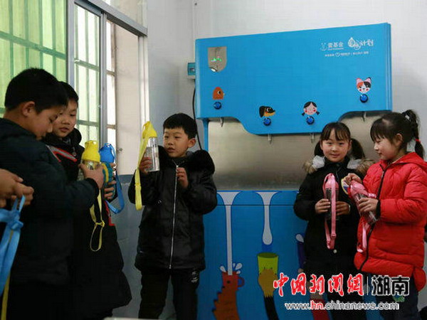 壹基金净水计划让湖南沅江市7950名学生喝上了纯净水