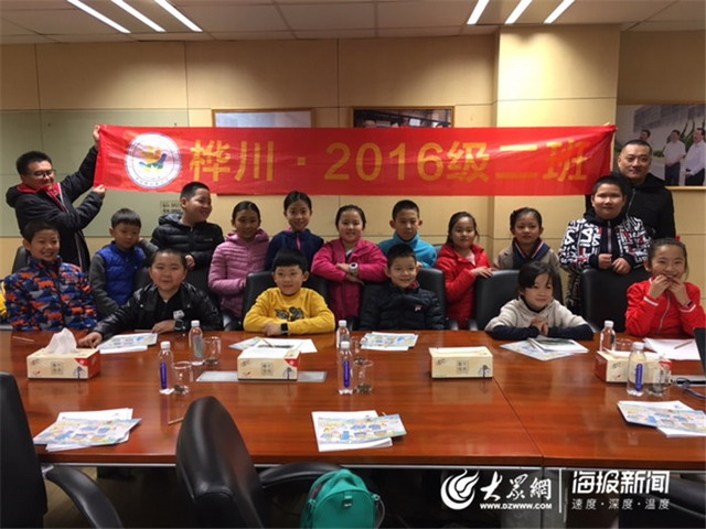 青岛市16名小学生在家长带领下参观了百发海水淡化厂
