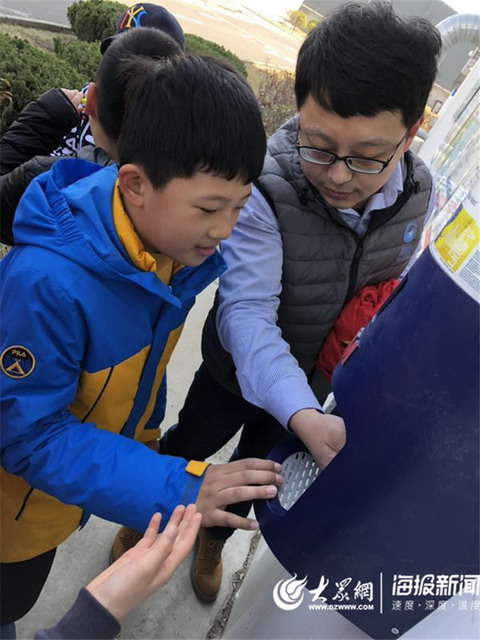 青岛市16名小学生在家长带领下参观了百发海水淡化厂