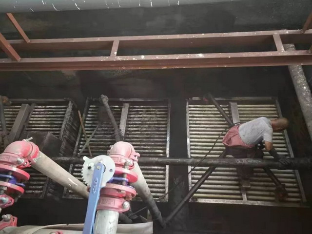 阳泉市燕龛煤矿后勤部组织员工清洗生活水处理MBR膜池