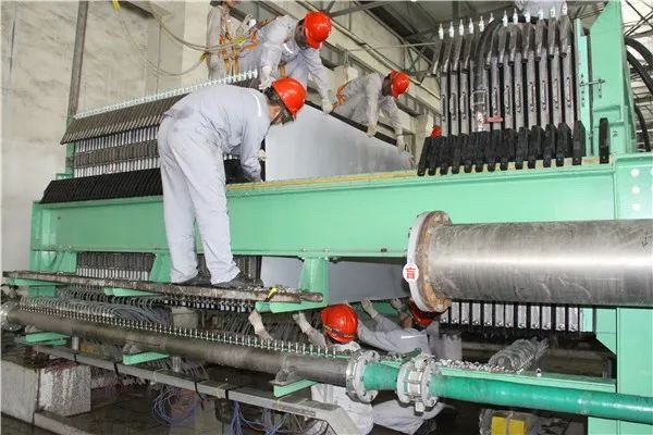 新疆中泰化学电解车间离子膜厂房更换了电解槽离子膜