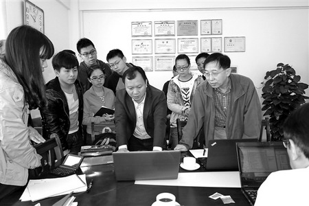 胡湛波与团队成员讨论技术问题