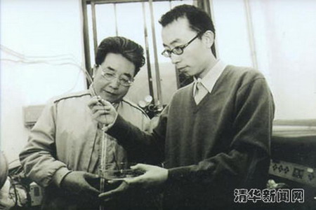 朱宏伟（右）与导师吴德海教授（左）在一起（供图：清华新闻网）