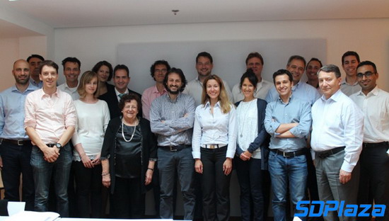 由富士胶片集团欧洲公司的NatalieTiggelman（由左数至中间第12位）作为主导的REvivED水研究团队在比利时召开研究项目启动会