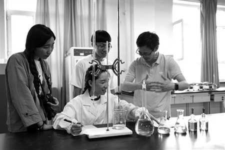 王建江老师（右一）在塔里木大学实验室和学生分析当地水的成分