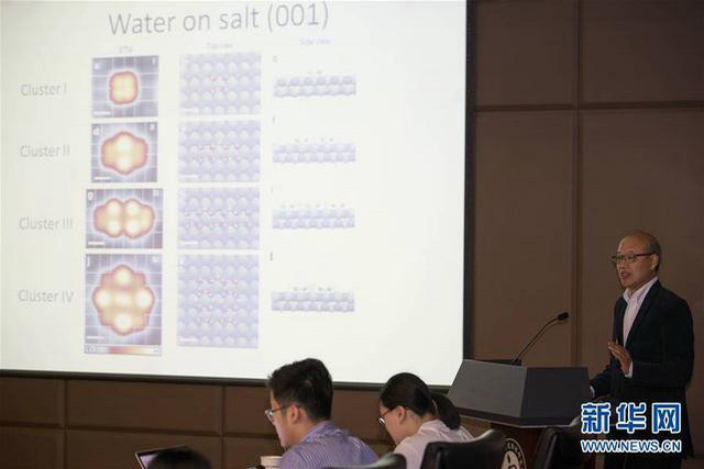 5月14日，在中科院物理研究所会议室举行的发布会上，中科院院士、北京大学讲席教授王恩哥在介绍研究成果。（新华社记者 金立旺 摄）