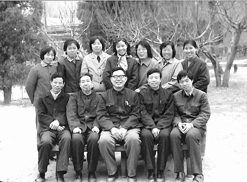 1962年，钢铁研究院粉末冶金研究室部分人员合照（一排左起第三位是葛昌纯，二排左起第四位是其夫人夏元洛）。