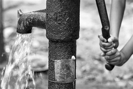 这张2016年的资料图片显示，一名孟加拉国男孩正从管井中抽取被砷污染的水。（图片来源：sos-arsenic.net）